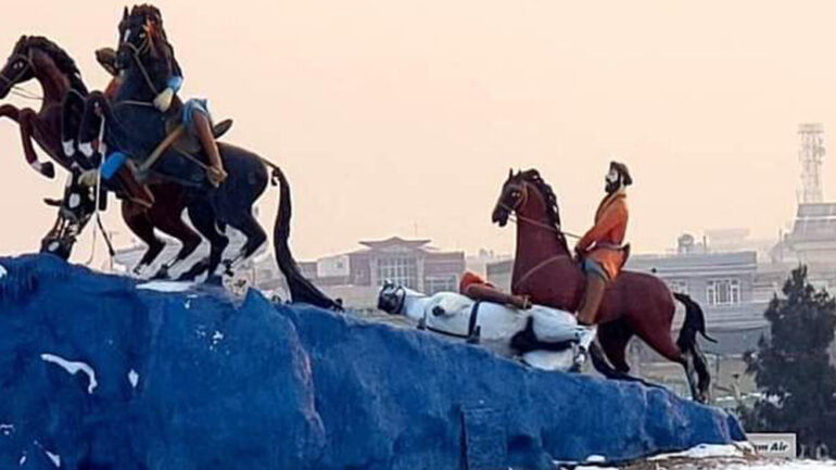 مجسمه اسب ها