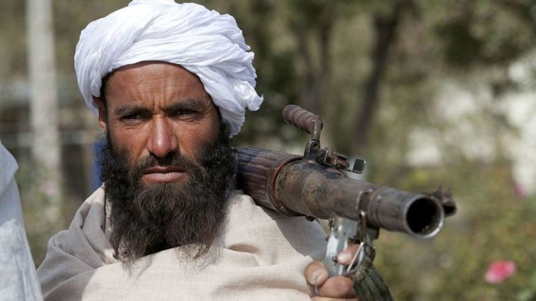 Dos años de gobierno de los talibanes: menos derechos, más pobreza y castigo a las mujeres taliban