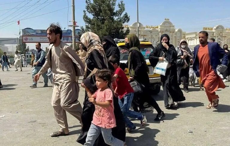 Irán deporta a más de 60.000 afganos irregulares en tan solo un mes LOS AFGHANOS