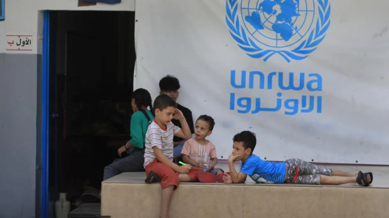 Por qué EE.UU. y otros países han suspendido su apoyo a la agencia de la ONU y qué consecuencias tiene para Gaza Unrwa