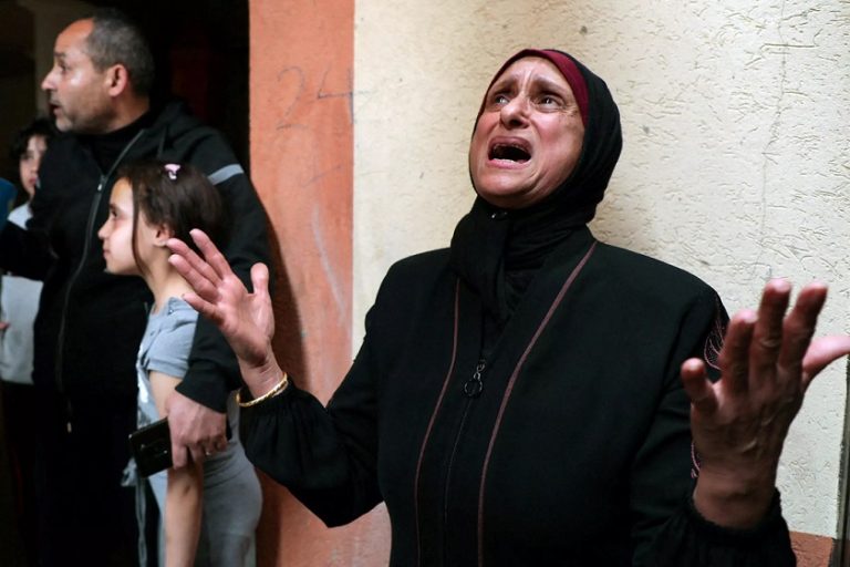 Ataques israelíes cobran 128 vidas en Gaza en las últimas 24 horas, según Hamás CAZA