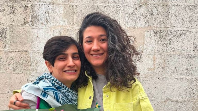 Irán: liberan a periodistas que revelaron caso de Amini elaha y nilofar