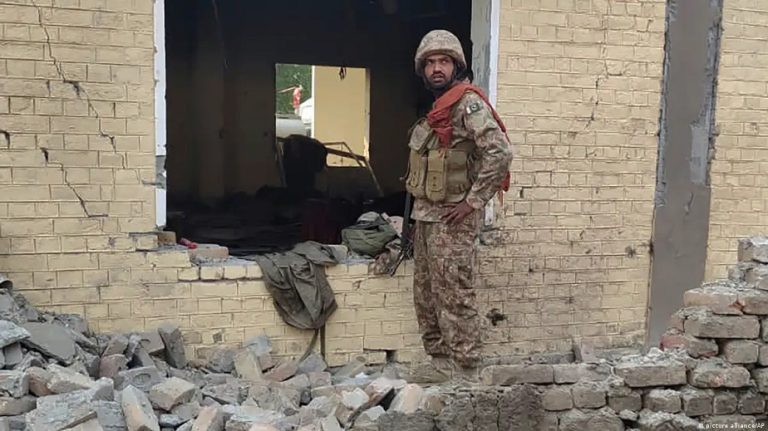 Atentado con bomba deja cinco policías muertos en Pakistán pakistan