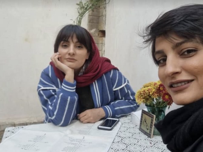 Irán denuncia por no llevar velo a las dos periodistas que liberó tras 17 meses en prisión elaha