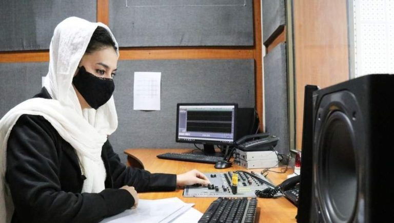 La nueva ola de restricciones para las mujeres; los talibanes prohíben las llamadas telefónicas de las chicas a los medios de comunicación mujeres
