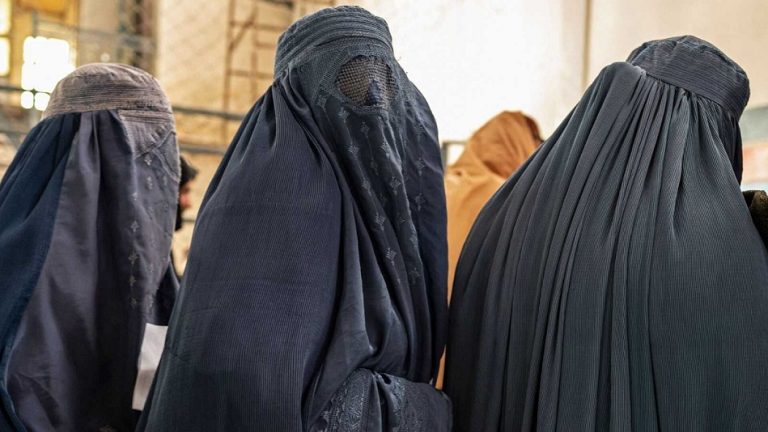 Los talibanes en el centro de Afganistán declaran obligatorio el uso del “hiyab árabe” para las mujeres mujeres