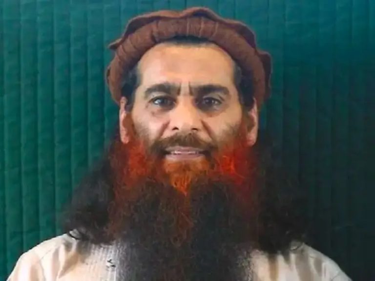 Al Arabiya: “El asistente de Bin Laden liberado frente a un prisionero estadounidense en Afganistán.” akmal