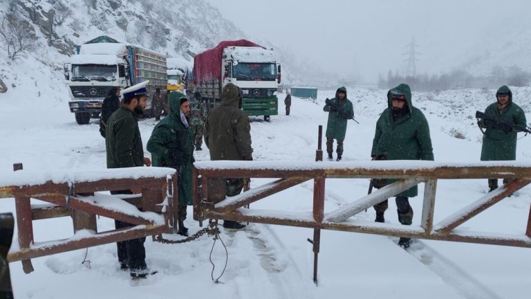 Autopista Salang bloqueada y vehículos atrapados en ambos lados de la carretera