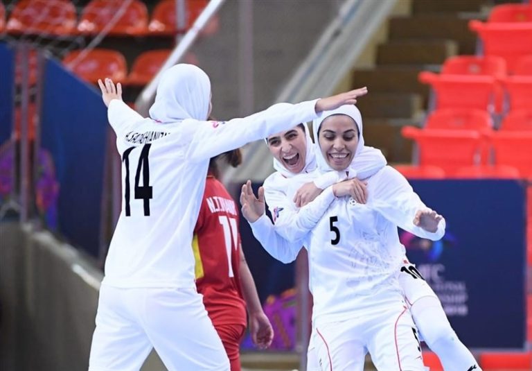 Celebración de competiciones de fútbol sala femenino para migrantes afganas en Irán