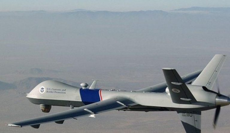 Vuelo de un avión no tripulado en el cielo de Kandahar