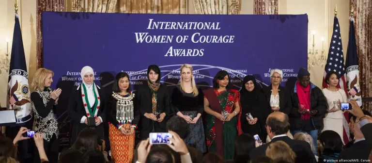 La mujer afgana ganó el premio internacional a las mujeres valientes.