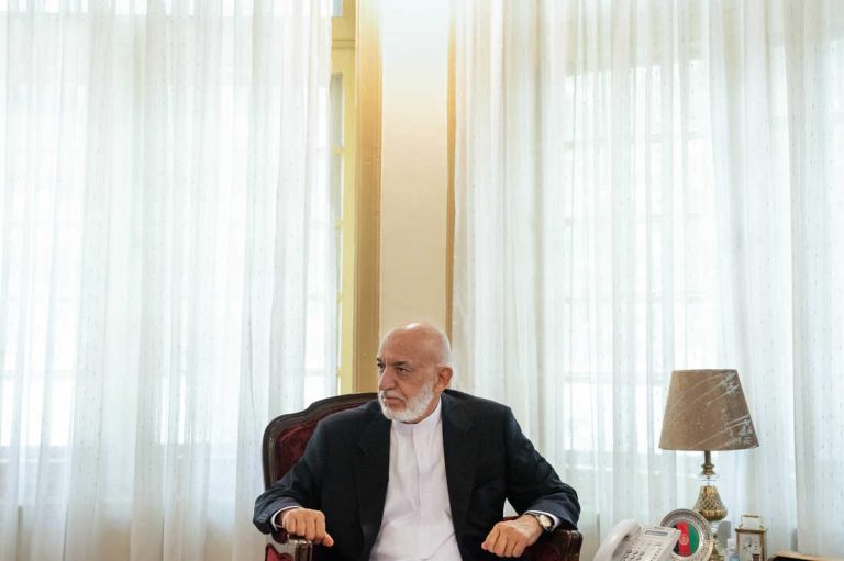 Año escolar nuevo: Karzai nuevamente pide a los talibanes que abran las puertas de las escuelas y universidades para las niñas
