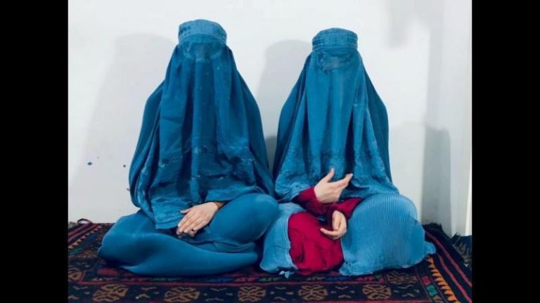 Las hermanas afganas que desafían al Talibán cantando debajo de la burka Shaghayegh y Mashal