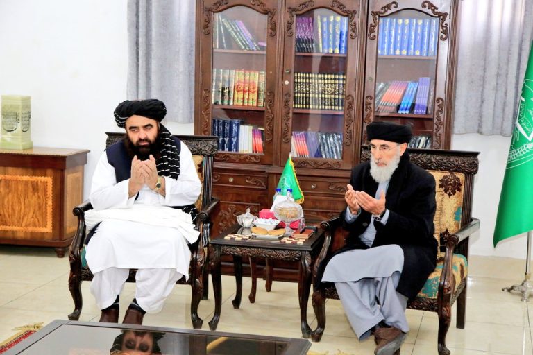 ¿Cuál es la historia del asedio a la residencia de Hekmatyar?