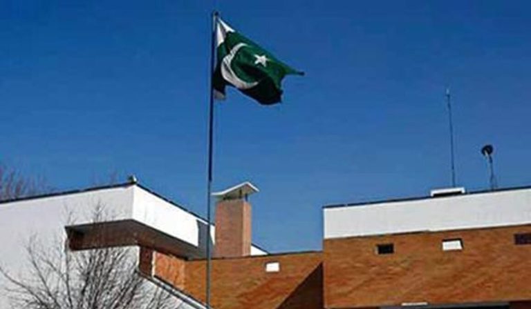 Reacciones a los ataques aéreos del ejército paquistaní; los talibanes convocan al funcionario de la embajada de Pakistán