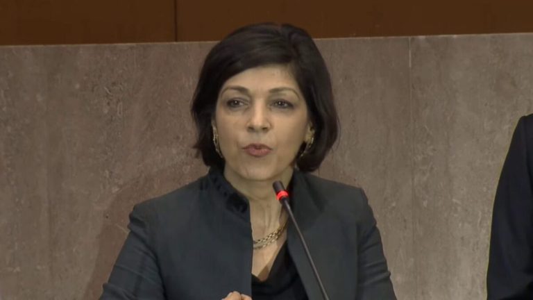 Rina Amiri: Las políticas talibanes contra mujeres y niñas mantienen a Afganistán en la pobreza