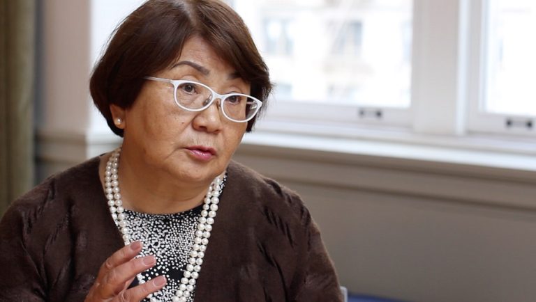 La UNAMA asegura que los derechos de las mujeres afganas “no están siendo olvidados” por la comunidad internacional Roza Otunbayeva