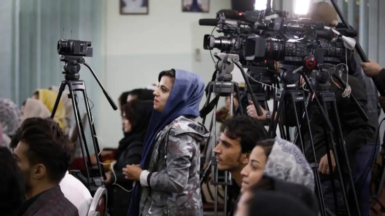 Preocupación de la embajada permanente de Dinamarca por la situación desfavorable de las periodistas mujeres en Afganistán
