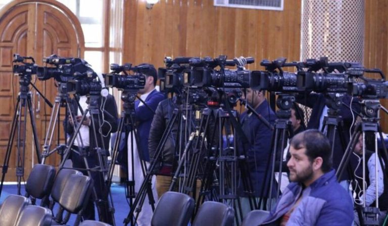 Mujahid: Los periodistas son representantes y vínculos entre la nación y el sistema.