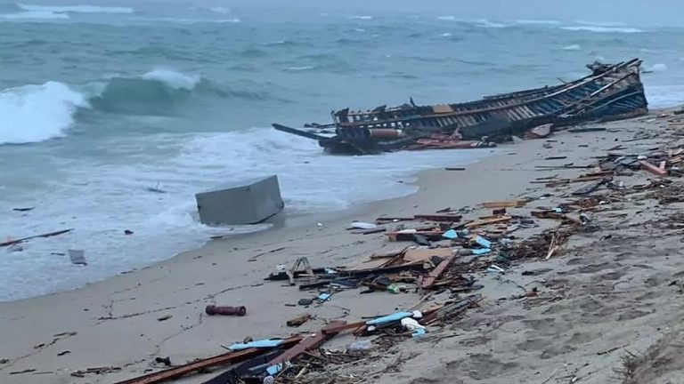 Después del naufragio de un barco en las costas de Turquía, al menos 22 refugiados perdieron la vida.