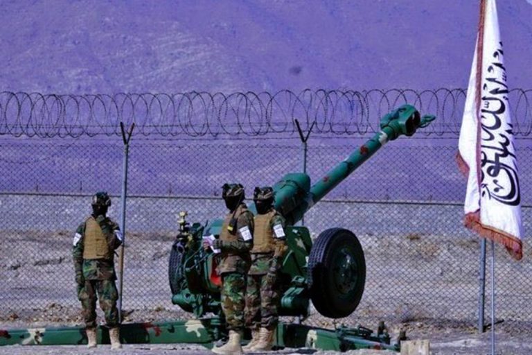 Ataque de artillería de las fuerzas talibanes a una base militar fronteriza en Pakistán al otro lado de la línea Durand
