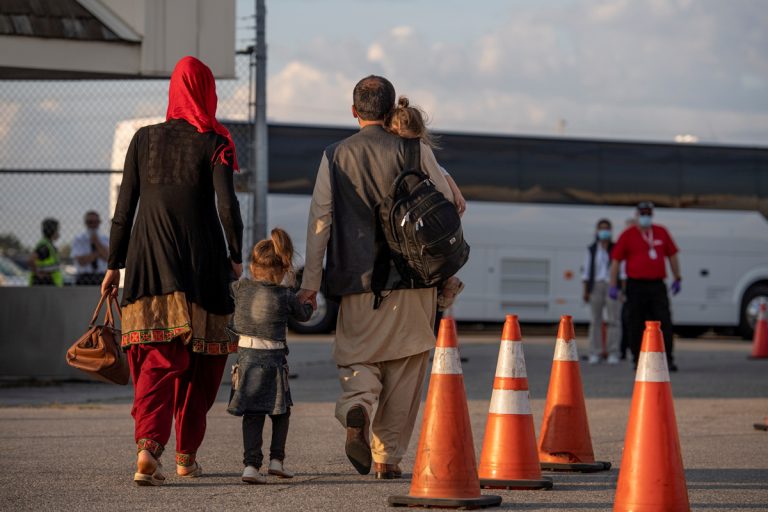 Más de 300 ciudadanos afganos fueron trasladados de Pakistán a Canadá.