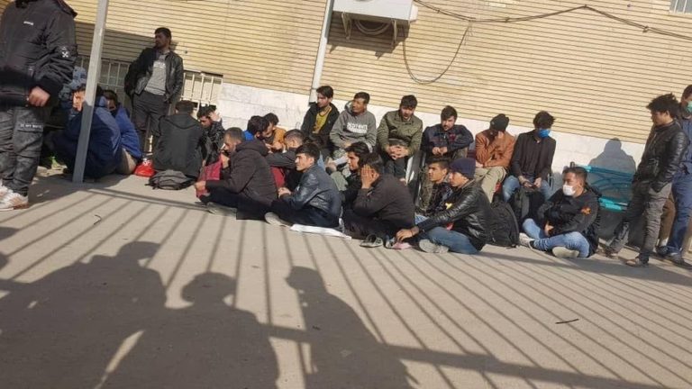 Los talibanes piden a Irán que detenga la expulsión forzada de afganos
