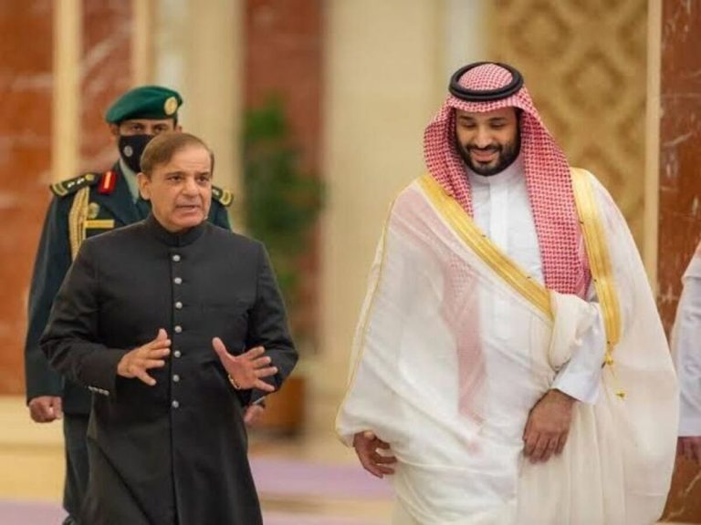 El primer ministro de Pakistán viajó a Arabia Saudita
