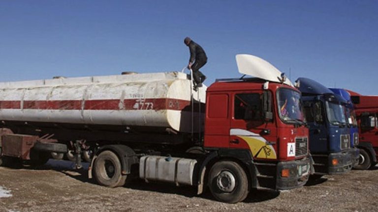 Los talibanes recuperan 19 tanques de combustible de baja calidad provenientes de Irán