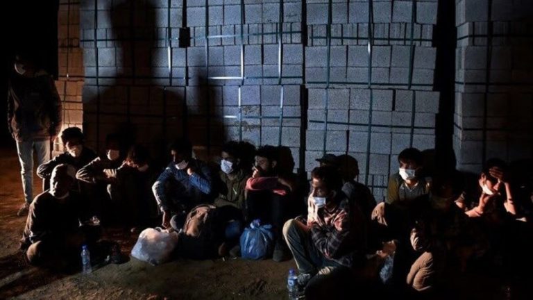 La policía turca detiene a 45 refugiados afganos de dos ciudades en Turquía