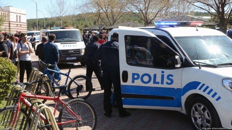Detención de 60 refugiados afganos por parte de la policía turca