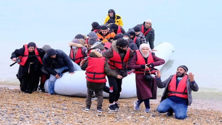 Gran Bretaña expulsa a seis mil refugiados a Ruanda en su primera acción