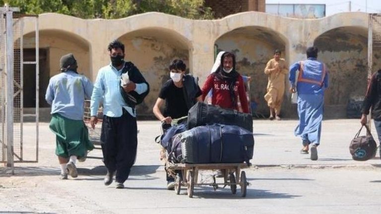 En los últimos cuatro días, al menos cuatro mil migrantes afganos han regresado de Irán