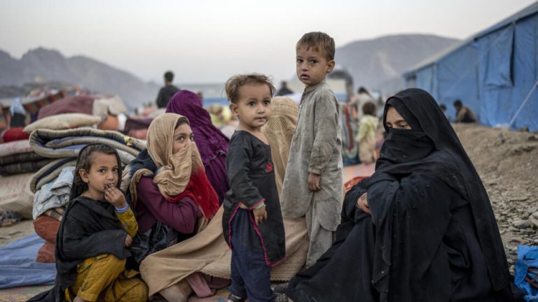 Pakistán ha deportado a siete mil migrantes afganos en los últimos diez días