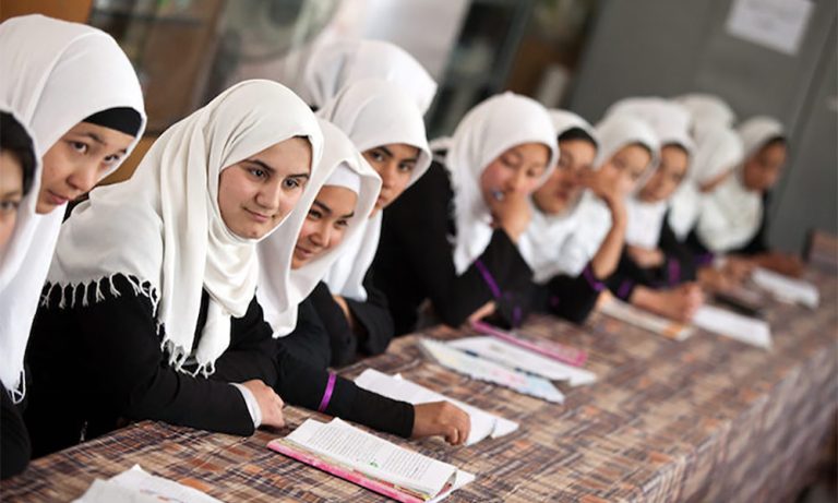 Los talibanes han bloqueado varios centros educativos en Kabul debido a la presencia de niñas