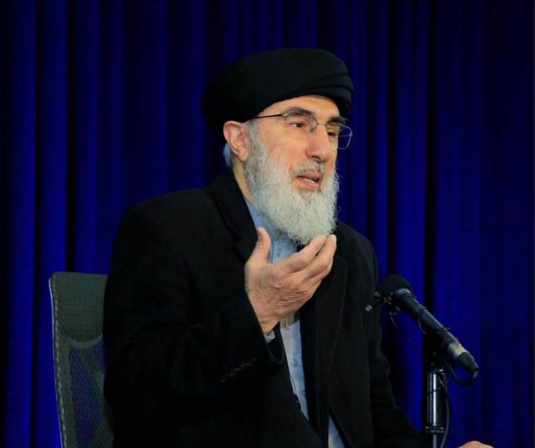 Fuentes: Los talibanes prohíben a Gulbuddin Hekmatyar participar en reuniones públicas y expresar opiniones políticas