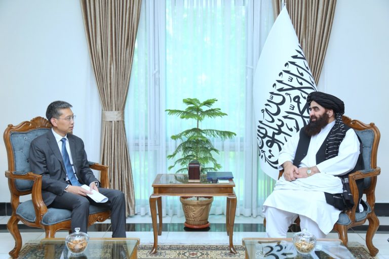 El Ministro de Relaciones Exteriores y el Embajador de China discuten la apertura del puerto de Wakhan