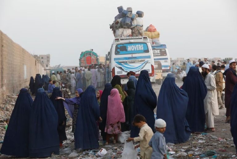 Oficial de la provincia de Khyber Pakhtunkhwa: La expulsión de migrantes afganos daña las relaciones entre Kabul e Islamabad