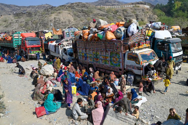 Los talibanes han informado del regreso de más de tres mil migrantes afganos de Pakistán e Irán