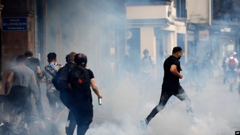 ¿Por qué tres migrantes afganos fueron asesinados en Francia y las protestas se volvieron violentas? paris