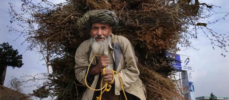 El líder de los talibanes disuelve el sistema de pensiones en Afganistán pensiones