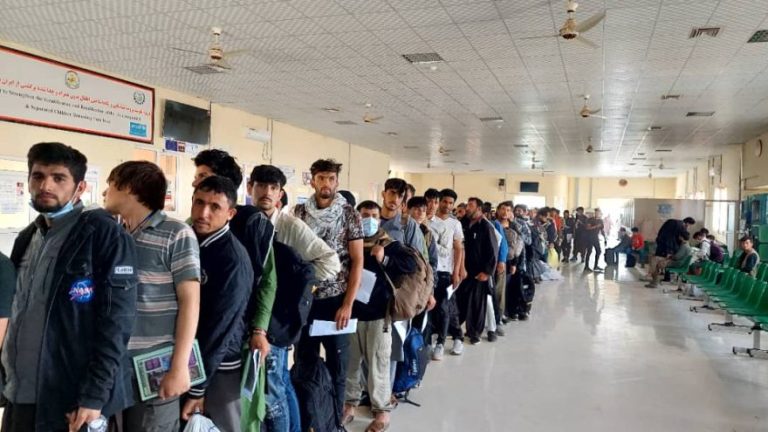 Irán devuelve a más de dos mil migrantes afganos en un día