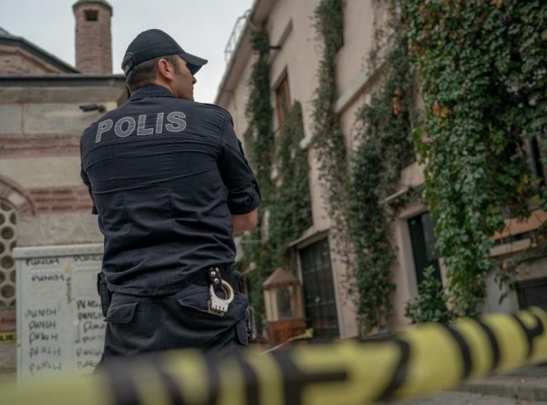 La policía turca ha detenido a más de 100 refugiados afganos