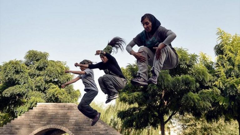 Inauguración de un curso de parkour especialmente diseñado para chicas afganas migrantes en Pakistán parkour