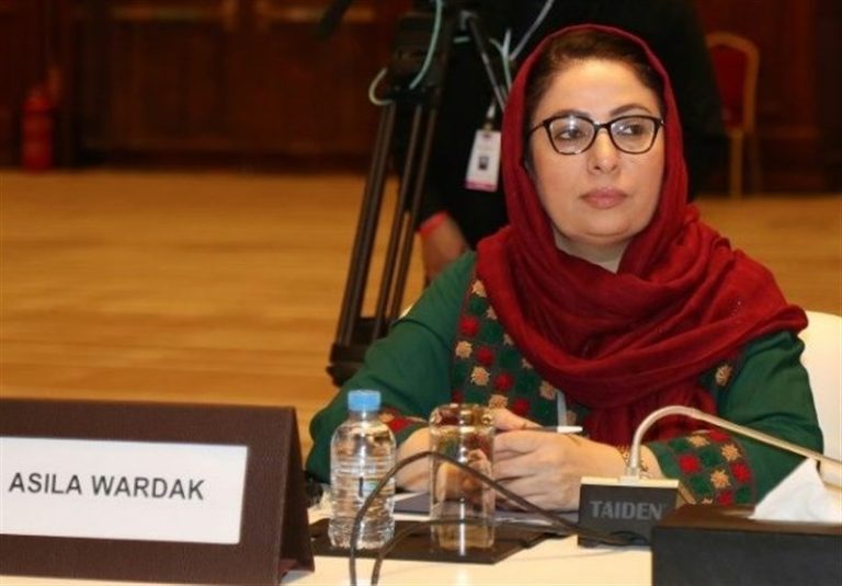 Exdiplomático afgano: Se discutió sobre las mujeres en la reunión de Doha con la presencia de representantes talibanes