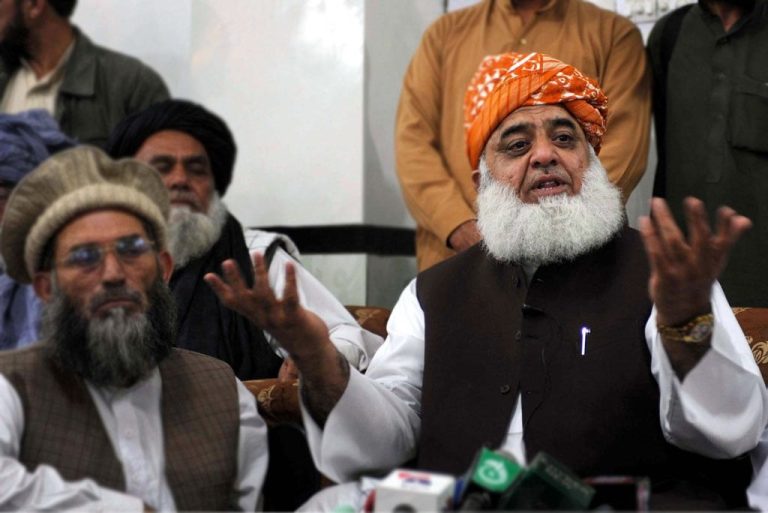 Líder de Jamiat Ulema-e-Islam Pakistan: 30.000 paquistaníes armados lucharon junto a los talibanes en Afganistán contra Estados Unidos