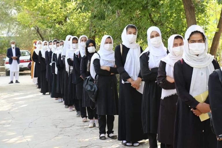 Karzai: La prohibición de la educación de las niñas no tiene relación con la cultura de Afganistán