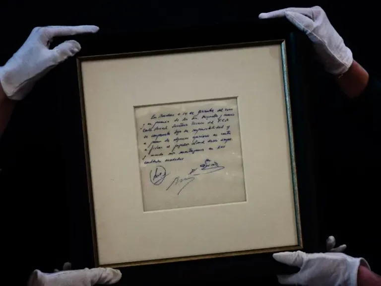 El contrato de Messi con el Barcelona, firmado en una servilleta, se vendió por cerca de un millón de dólares El contrato de Messi