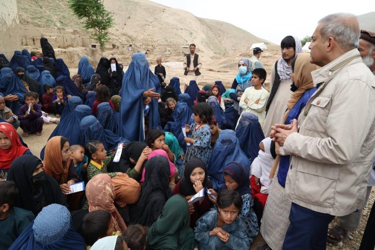 El subdirector de la UNAMA se reúne con las víctimas de las inundaciones en Baghlan