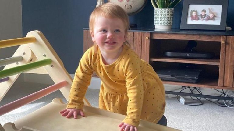 Una revolución en el tratamiento de la sordera congénita: una niña británica recupera su audición mediante terapia génica